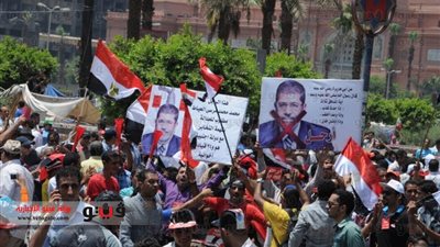 متظاهرو التحرير يفترشون شارع عمر مكرم للهروب من أشعة الشمس