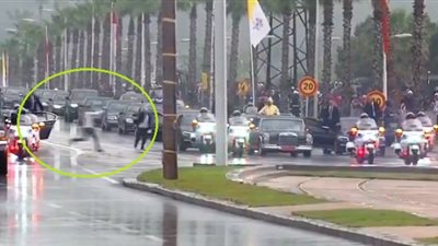 اعتقال مجهول اقتحم موكب ملك المغرب خلال استقبال البابا فرانسيس