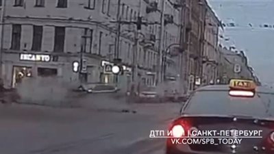 تهور سائق يتسبب في مقتل شخصين وإصابة 3 آخرين (فيديو)