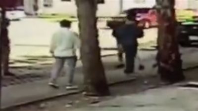 لحظة اعتداء لصوص على مراهقين وسرقتهم (فيديو)