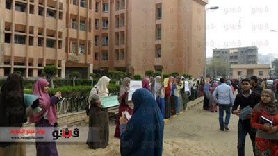 بالصور.. سلسلة بشرية لطلاب الإرهابية بالمجمع النظرى بشبين الكوم