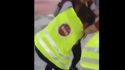 مشاجرة عنيفة بين مجموعة من الموظفات داخل مطار بسنغافورة (فيديو)