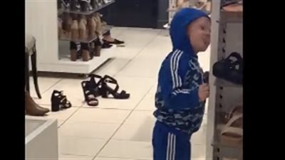 رد فعل صبي رأى نفسه في المرآة داخل متجر (فيديو)