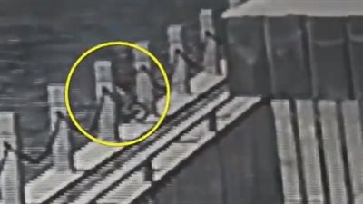 إنقاذ صبي سقط في نهر متجمد ووفاة والدته وشقيقته (فيديو)