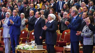 رسائل قرينة السيسي لعظيمات مصر (صور)