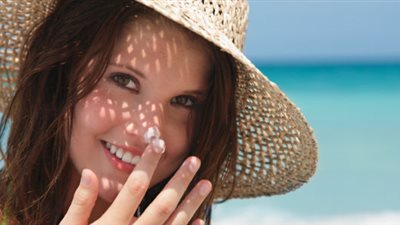 دكتور جلدية: كريمات الوقاية من الشمس ليست رفاهية.. والأهم استخدامها بطريقة صحيحة