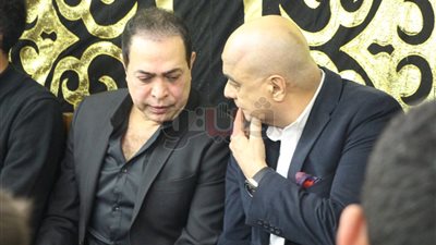 نجوم الفن في عزاء مدير أعمال حكيم بعمر مكرم (صور)