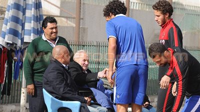 بالصور.. طارق سليم يحضر مران الأهلي «على كرسي» لمؤازرة اللاعبين