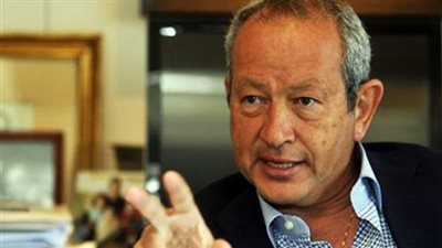 نجيب ساويرس يعود إلى القاهرة قادمًا من اليونان