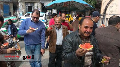بالصور.. عمال بريد البحيرة يأكلون البطيخ استهزاءً من مديرهم