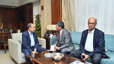 وزير الصناعة يبحث مع سفير أوزبكستان تعزيز العلاقات التجارية