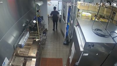 مدير مطعم بأمريكا يخنق موظفة حامل في شجار بينهما (فيديو)