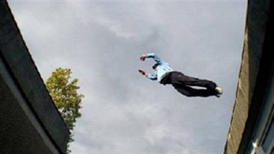 مصرع عاطل ألقى بنفسه من شرفة شقة عشيقته في الخصوص