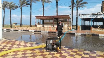 كسح المياه وإزالة مخلفات الأمطار من شوارع كفر الشيخ (صور)