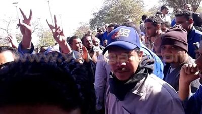 بالصور.. إضراب عمال مصنع الألومنيوم بنجع حمادي