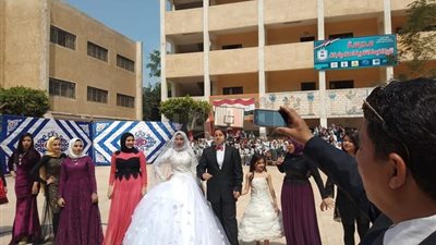 فساتين زفاف وسهرة بعرض أزياء داخل مدرسة في القليوبية (صور)