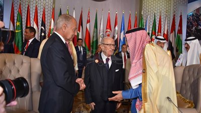 الملك سلمان يغادر قاعة اجتماعات القمة العربية