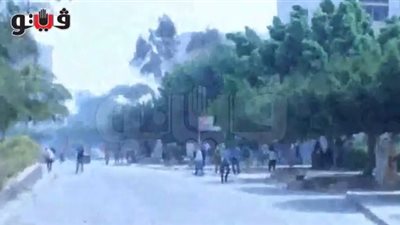 بالفيديو..طلاب الإرهابية يرشقون مبنى «إعلام القاهرة» بالحجارة