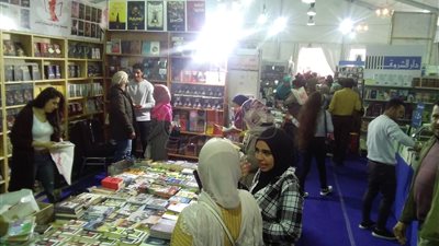 إقبال متوسط على معرض الكتاب لسوء الطقس في الإسكندرية (صور)
