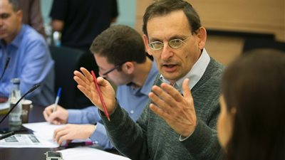 بالصور.. شواذ إسرائيل يحصلون على تصديق الكنيست بعدم التمييز