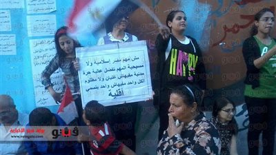 بالصور.. نساء الأقباط ينظمن وقفة أمام مبنى محافظة الدقهلية