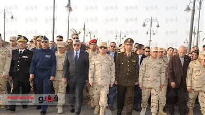 بالصور.. السيسي وإبراهيم يتقدمان جنازة شهيدي القوات المسلحة