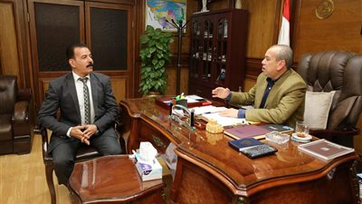 محافظ كفر الشيخ يناقش جاهزية الشون والصوامع لاستقبال موسم القمح