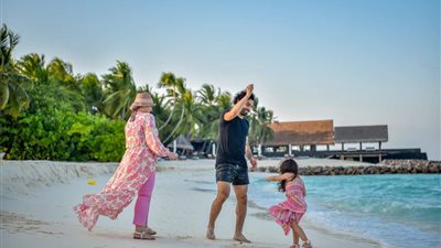 محمد صلاح ينشر صورة جديدة برفقة زوجته وابنته على إحدى الجزر الساحلية