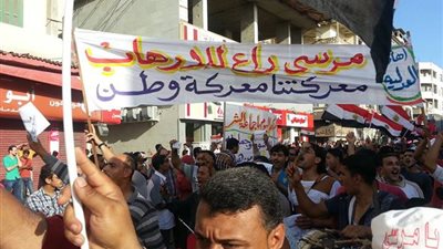 سيارات بشوارع دمياط تحث المواطنين على التوجه لميدان الساعة