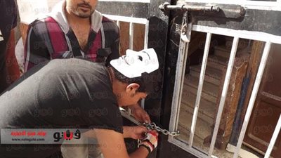 الثوار يغلقون الإدارة التعليمية بدمياط بالجنازير