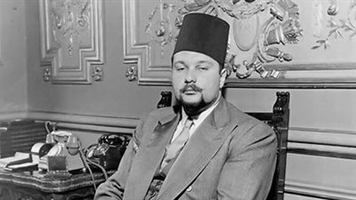 الملك فاروق يبكي خلع جنسيته في روما