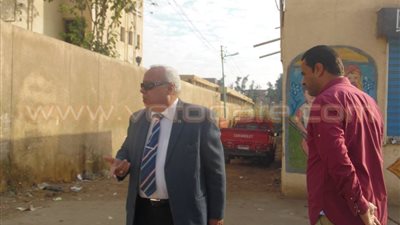 بالصور.. رئيس مجلس مدينة «قطور» بالغربية يتابع أعمال النظافة
