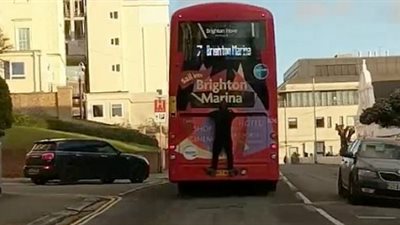 رجل يخاطر بحياته للحصول على توصيلة مجانية (فيديو)