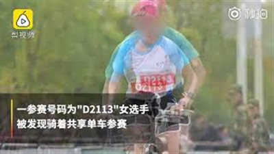 عداءة تستعين بدراجة لإنهاء سباق ماراثون جري (فيديو)