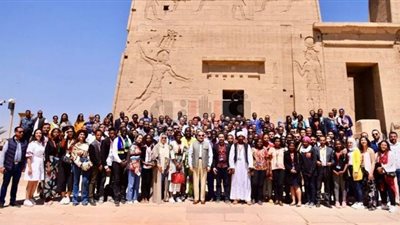 كشف حساب السيسي في مارس.. يفتتح ملتقى الشباب العربي والأفريقي.. يرأس وفد مصر بالقمة العربية بتونس.. يبحث تعزيز التعاون مع فرنسا وبلغاريا والأردن والعراق والإمارات.. ويصدر 5 قرارات سارة للمواطنين