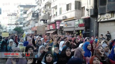 بالصور.. اشتباكات عنيفة بين الأهالي وعناصر 