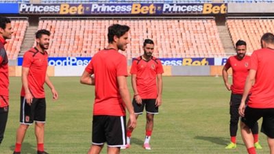 محاضرة فيديو للاعبي الأهلي في معسكر الإسكندرية