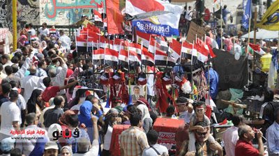 عشرات المتظاهرين بمترو الجيزة في طريقهم للتحرير