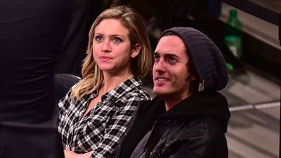 «بريتاني سنو» تدخل في علاقة حب جديدة مع مخرج أفلام وثائقية