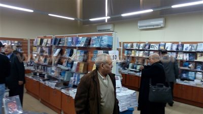 بالصور.. انتعاش حركة بيع إصدارات «القومي للترجمة»