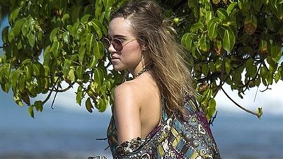 حبيبة برادلي كوبر السابقة تخطف الأنظار على شواطئ الكاريبي