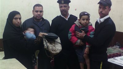 شرطة النقل تعيد طفل ضل طريقة لوالدته في محطة حلوان