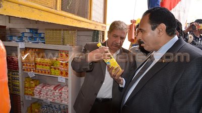 بالصور.. محافظ الإسماعيلية يفتتح منفذين لبيع السلع بـ«القنطرة»