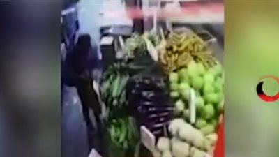 لحظة سقوط نافذة ضخمة على رأس امرأة بالسوق (فيديو)