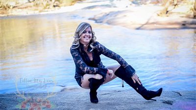 امرأة تتحول لحديث مواقع التواصل والسبب «فوتوسيشن الطلاق».. (صور)