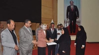 نائبة محافظ الوادي الجديد تكرم والدة ضحية الطائرة الإثيوبية (صور)