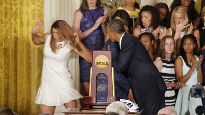 بالفيديو والصور.. «رؤساء لا مؤاخذة».. رئيسة وزراء أستراليا في وضع مخل مع مصفف شعرها.. «ساركوزي» يضرب مؤخرة «هيلاري».. «أوباما» ضعيف أمام الجنس الناعم.. وزوج رئي