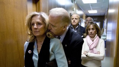 غاوي أحضان.. تاريخ مشين لـ «عم جو» عنتيل البيت الأبيض (صور)