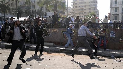 الشرطة تفصل بين مؤيدى ومعارضى 