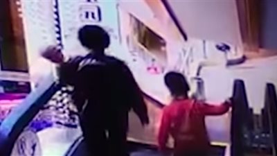 لقطات مأساوية لانزلاق رضيع من يد والدته وسقوطه من الطابق الثالث (فيديو)